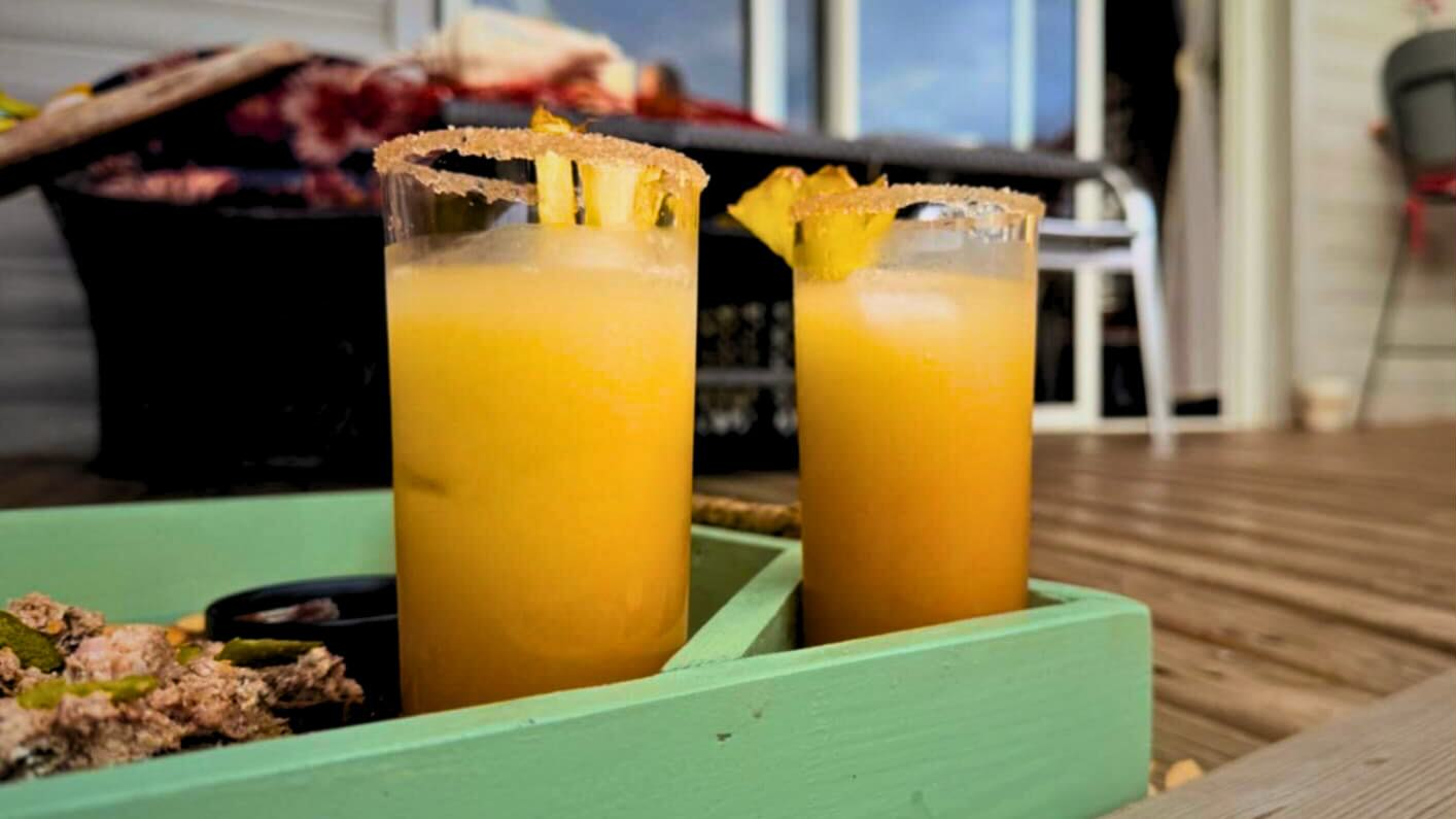 Cocktails tropicaux et apéritif sur la terrasse