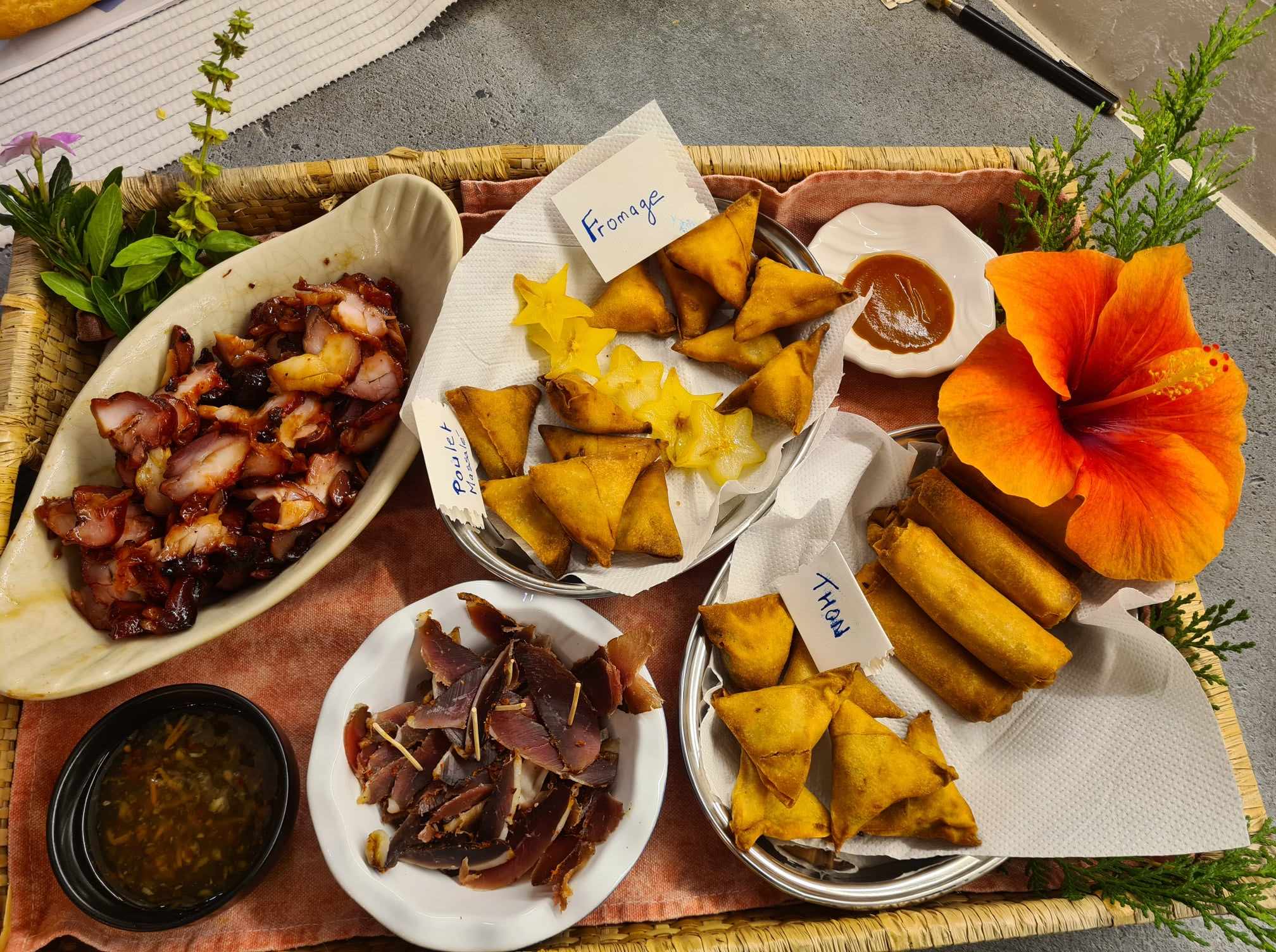 Plateau apéritif maison, samoussas et grillades