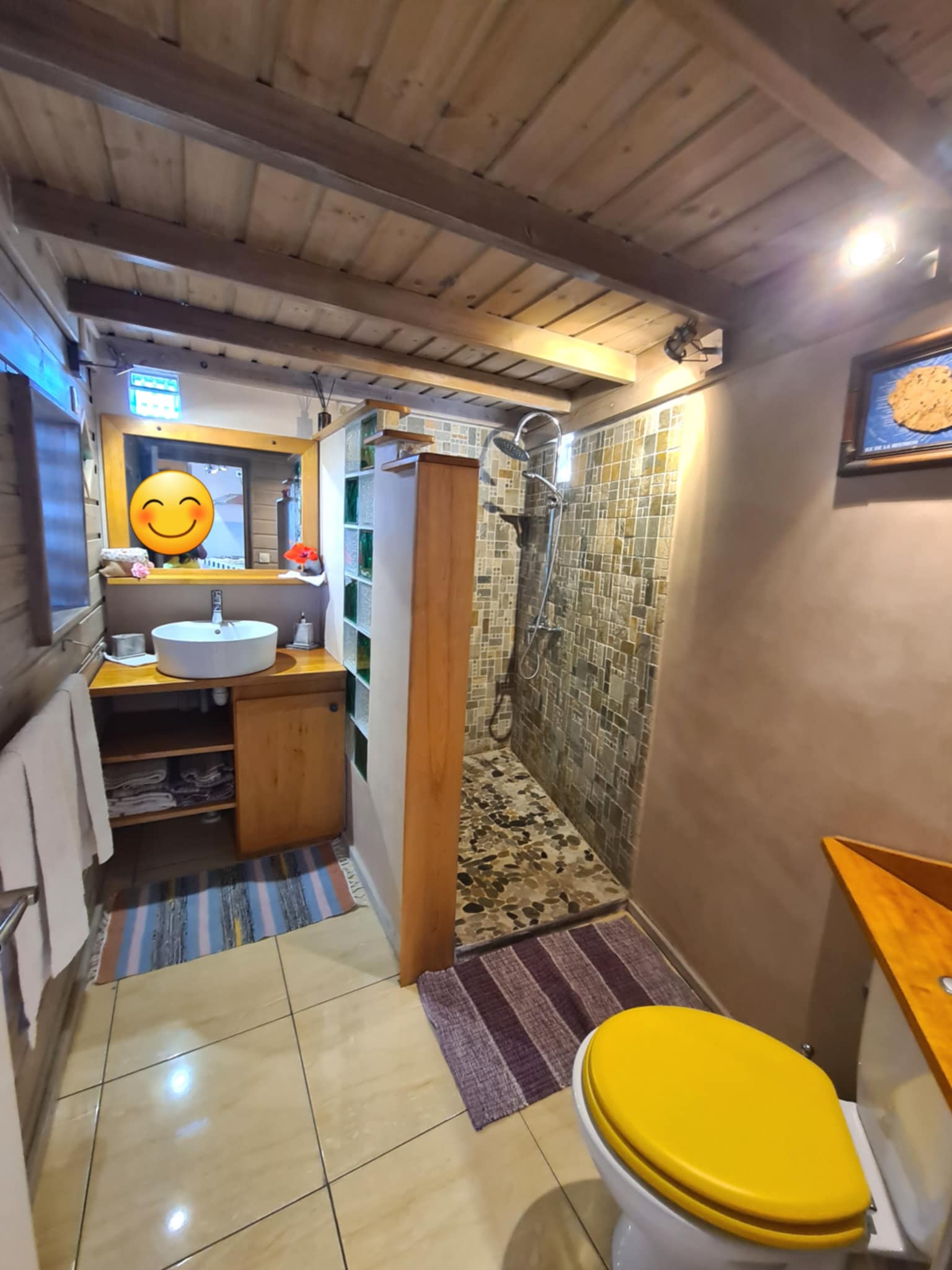 Salle d'eau avec douche à l'italienne en mosaïque