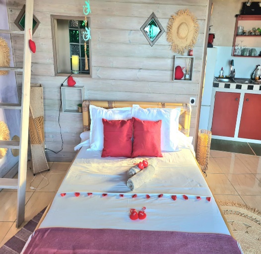 Intérieur du bungalow Le Vétibunga - lit double, décoration soignée et kitchenette