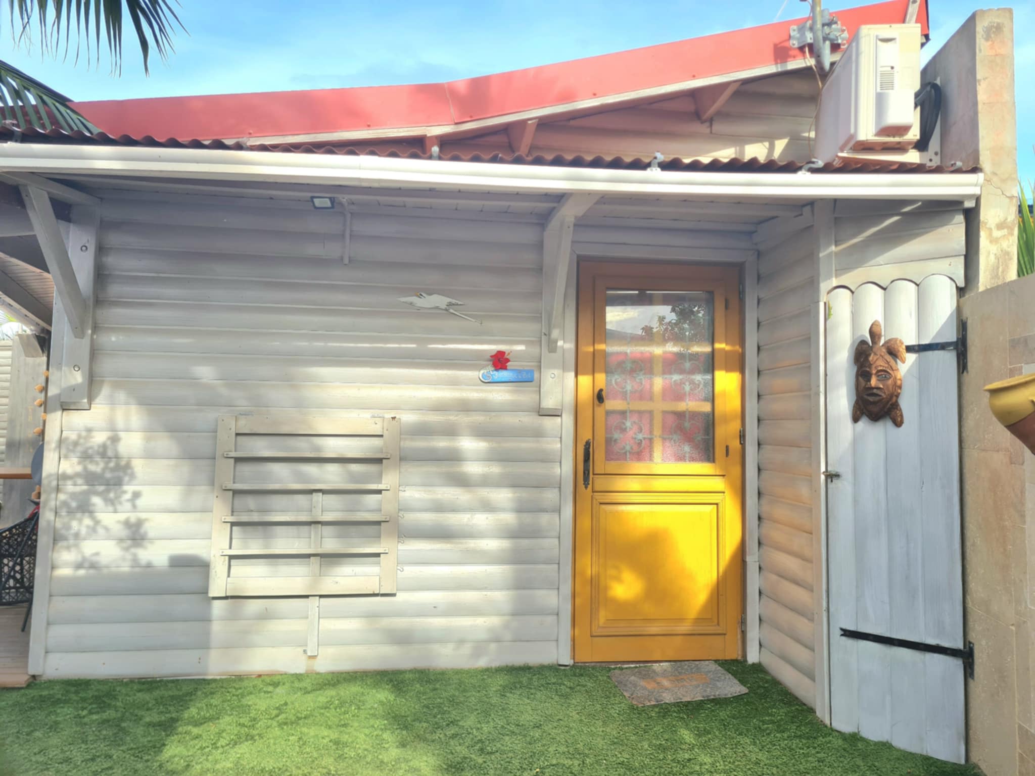 Façade du bungalow Le Vétibunga avec sa porte jaune et son charme créole