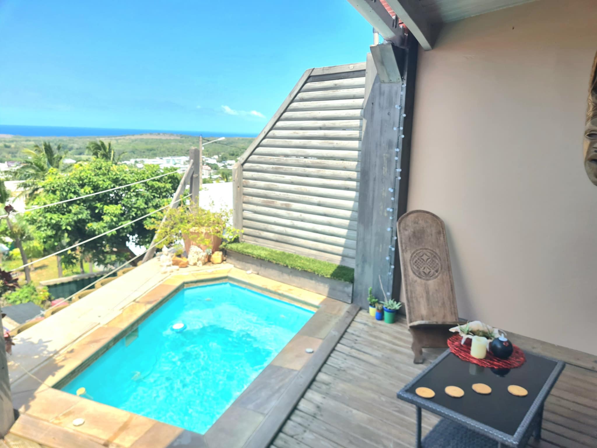 Spa privatif avec vue sur l'océan en journée