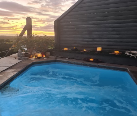 Jacuzzi au coucher du soleil avec bougies