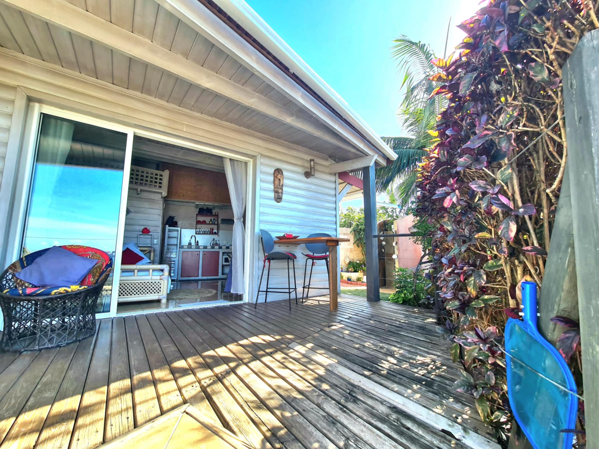 Terrasse ouverte sur le jardin tropical et l'intérieur