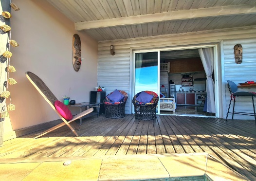 Terrasse couverte avec salon et vue sur le jardin