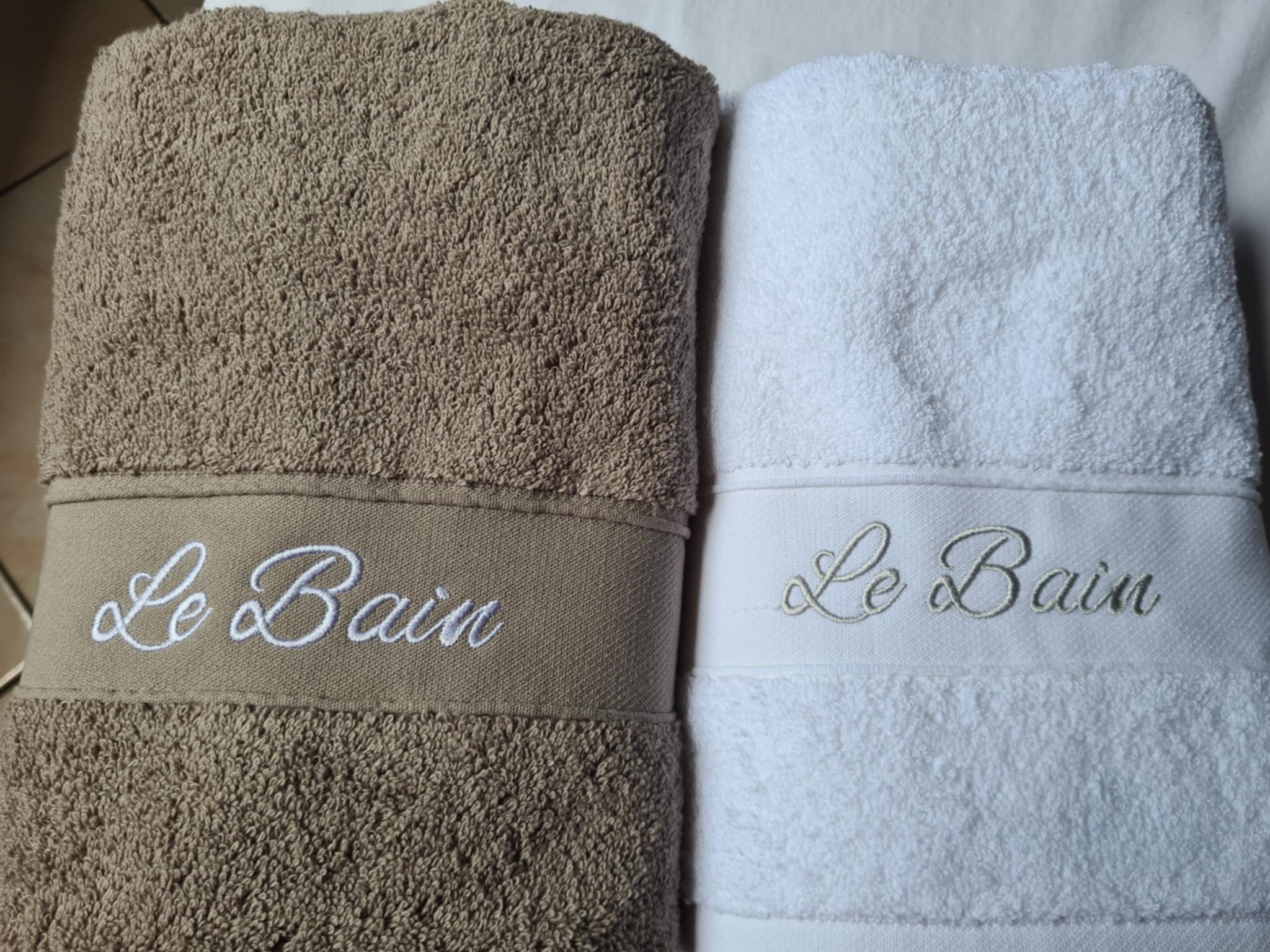 Serviettes brodées Le Bain, fournies pour votre séjour
